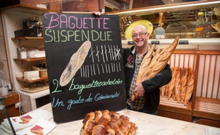 Noël Capron propose des baguettes suspendues dans sa boulangerie.