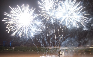 Illustration. feu d'artifice. Bordeaux, 30 juin 2012. Sebastien Ortola
