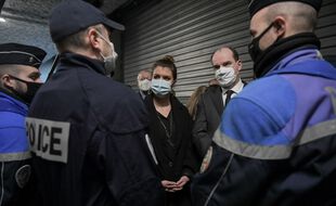 Le Premier ministre Jean Castex avec des policiers, à Grigny le 29 janvier 2021.