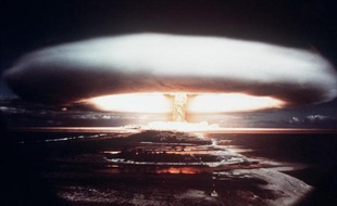 Une bombe atomique américaine 260 fois plus puissante que celle d'Hiroshima a failli exploser en janvier 1961 en Caroline du Nord (Est des Etats-Unis), rapporte samedi le quotidien britannique The Guardian en citant un document américain "déclassifié".