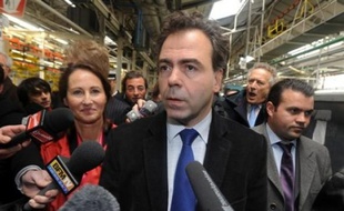 Le porte-parole du gouvernement Luc Chatel a annoncé mercredi à Cerizay (Deux-Sèvres) aux salariés de l'équipementier Heuliez, menacé de cessation de paiement en avril, que "l'Etat est là" pour aider l'entreprise mais que "la situation est difficile".