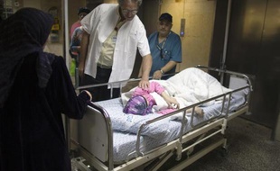 Loin de la fureur des bombardements dans leur pays, des dizaines de blessés syriens sont soignés au calme d'un petit hôpital du nord d'Israël, oubliant pour quelques jours les tensions qui opposent les deux pays.