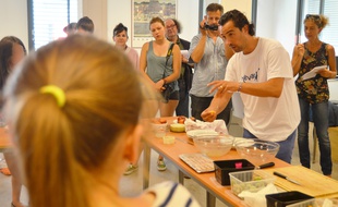 Pierre Augé lors de son atelier à l'hôpital Saint-Eloi, en juin 2014, avec des adolescents du département de médecine psychologique.