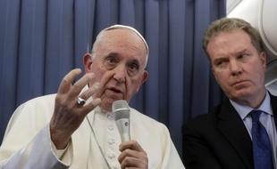 Le pape François à bord de l'avion qui le ramène d'Irlande, le 26 août 2018.