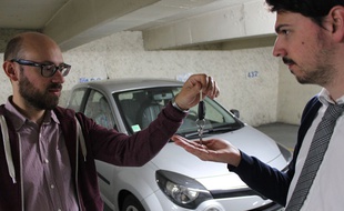Plutôt que de laisser dormir leur voiture sur une place de parking, de plus en plus de parisiens optent pour la louer à des particuliers. Une façon d'arrondir ses fins de mois.
