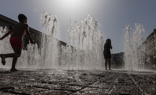 Des enfants prennent le frais en pleine canicule à Lyon (image d'illustration).