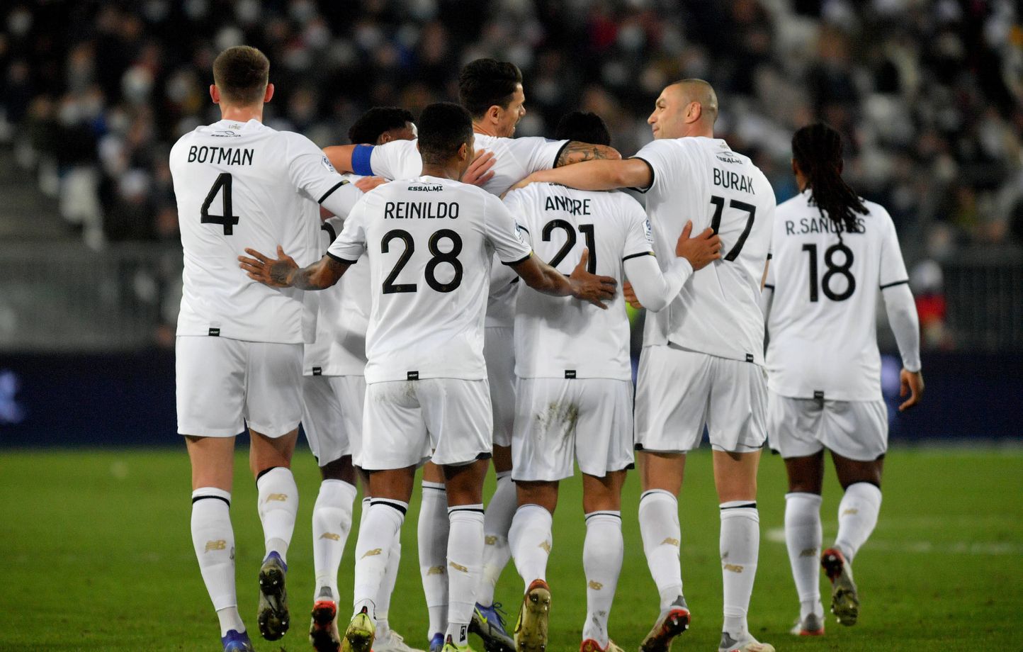 Benjamin Andre LIlle et ses equipiers  apres son but Match Ligue 1 Uber Eats  Girondins de Bordeaux vs Lille   Stade Matmut Atlantique Bordeaux 22 decembre 2021//VAQUERODANIEL_LOLL3999/2112231226/Credit:Daniel Vaquero/SIPA/2112231241