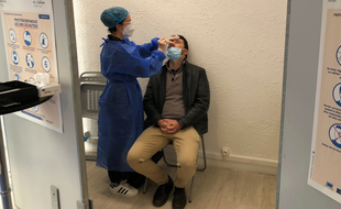 Une pharmacienne pratique un test antigénique, à Nantes.