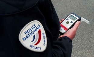Un policier effectuant un contrôle d'alcoolémie. (Illustration)