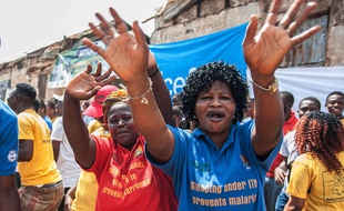 Des femmes fêtent la fin de l'épidémie d'Ebola déclarée en Sierra Leone, le 7 novembre 2015.