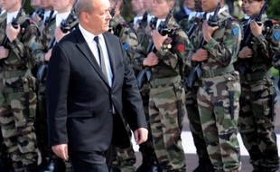 A l'heure des derniers arbitrages, politiques et militaires se mobilisent pour préserver le budget de la défense des coupes drastiques envisagées par Bercy pour réduire les dépenses de l'Etat, qui ruineraient selon eux l'outil militaire de la France.