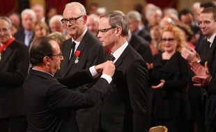 Le prix Nobel d'économie Jean Tirole reçoit des mains du président François Hollande les insignes d'officier de la Légion d'honneur, le 18 février 2015 à l'Elysée.