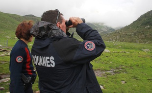 Des douaniers dans les Pyrénées françaises, près d'Ax, non loin de l'Andorre, traquant les contrebandiers de cigarettes.