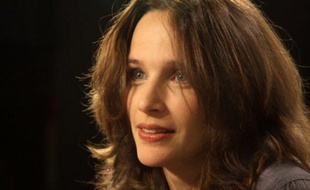 La pianiste francaise Hélène Grimaud sur le plateau d'une émission télévisée pour la promotion de son dernier album, dédié au compositeur Jean-Sebastien Bach ("Bach - Die Deutsche Kammerphil" édité par Deutsche Gramophon), en octobre 2008.