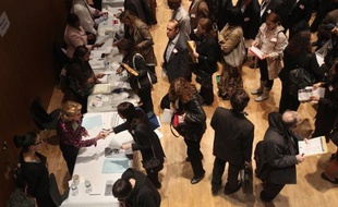 Les nouvelles inscriptions au chômage ont progressé pour la deuxième semaine de suite aux Etats-Unis après être tombées à leur niveau le plus faible en quatre ans, selon des chiffres publiés jeudi à Washington par le département du Travail.
