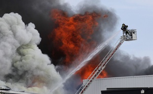Des sapeurs-pompiers lors d'un incendie dans le Rhône en 2012 (photo d'illustration)