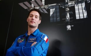 L'astronaute français Thomas Pesquet, 36 ans, posant le 17 mars 2014 avec sa combinaison de l'agence spatiale européenne (ESA). Il séjournera en 2016 dans l'espace à bord de la station spatiale internationale.
