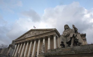 Le projet de loi faisant du 11 novembre la journée d'hommage à "tous les morts pour la France" sera examiné mardi par l'Assemblée nationale, moins de deux mois après l'annonce par le président Nicolas Sarkozy d'une évolution des cérémonies anniversaires de l'armistice de 1918.