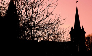 Le clocher d'une église en France (illustration).