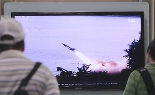 Des Sud-Coréens regardent à la télévision un tir de missile nord-coréen, le 29 juin 2014 à Séoul.