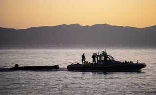 Une patrouille Frontex et le pneumatique transportant des migrants qu'elle a intercepté arrivent au port de Skala Sikamias, sur l'île grecque de Lesbos, le 29 septembre 2019.