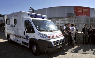 Le samu devant le lycée Jean-Moulin de Béziers, où une enseignante a tenté de s'immoler par le feu le 13 octobre 2011.