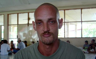 Michael Blanc à la prison de Denpasar à Bali, en février 2004.