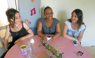 Maxime, Lorraine et Mégane (de gauche à droite) ont organisé la fête de l'école Alain-Fournier, à Bellevue.