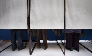 Le taux de participation atteignait 71,96% dimanche à 17H00 en métropole pour le second tour de la présidentielle opposant Nicolas Sarkozy à François Hollande, en recul de trois points par rapport au 2e tour de 2007 à la même heure (75,11%)