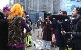 L'équipe de Quotidien interview des carnavaleux à Lille.