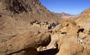 Deux touristes brésiliennes et leur guide égyptien ont été enlevés dimanche par des bédouins dans la péninsule du Sinaï en Egypte, ce qui constitue le troisième rapt de touristes depuis début février dans cette région, selon des sources sécuritaires.