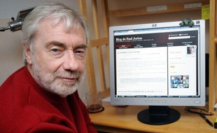 L'anthropologue belge Paul Jorion pose devant la page de son blog à son domicile de Vannes, le 08 décembre 2010. Après avoir longtemps endossé le costume de financier - prédisant au passage la crise des subprimes - Paul Jorion vit désormais des 2.000 euros mensuels donnés par les lecteurs de son blog, devenu une référence en matière économique.