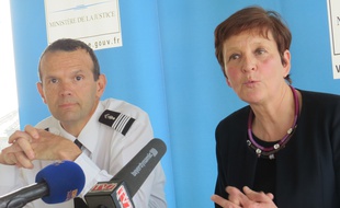 Le commandant du groupement de gendarmerie de la Gironde, Ghislain Rety, et la procureure de la République de Bordeaux, Marie-Madeleine Alliot, le 12 mars 2015 à Bordeaux