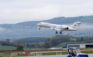 L'avion supposé transporter le président algérien Abdelaziz Bouteflika décolle de l'aéroport de Grenoble, le 15 novembre 2014
