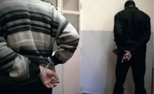 Arrestation en flagrant délit et mise en garde à vue par la brigade anticriminalité.