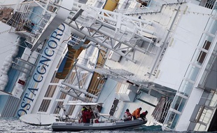 Le Costa Concordia au large de l'île de Giglio, en Italie le 15 janvier 2012.