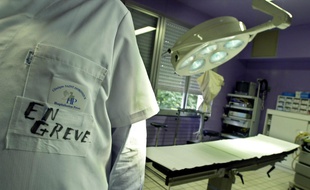Le 06 novembre 2001, Flers (Orne). Une infirmière en grève de la clinique privée Saint-Dominique passe dans une salle d'opérations.