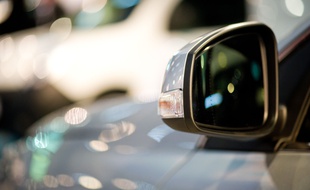 Un rétroviseur de voiture.