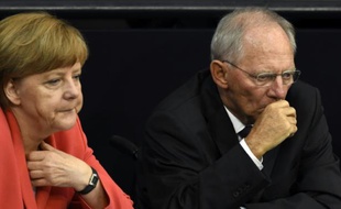 La chancelière allemande Angela Merkel et le ministre des Finances Wolfang Schäuble, sur les bancs du Parlement lors d'un débat à Berlin, le 17 juillet 2015