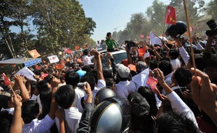 Des milliers de personnes ont applaudi mardi l'opposante birmane Aung San Suu Kyi lors de son deuxième déplacement en province dans le cadre de la campagne des élections partielles du 1er avril.
