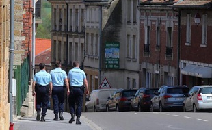 Des gendarmes mènent leur enquête à Grandpré, le 24 avril 2015, après l'enlèvement de la petite Berenyss