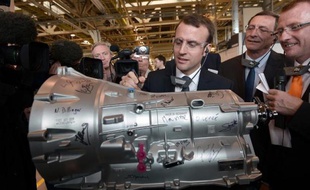 Le ministre de l'Economie, Emmanuel Macron, visite une usine d'équipements automobiles, Punch Powerglide, à Strasbourg le 27 avril 2015
