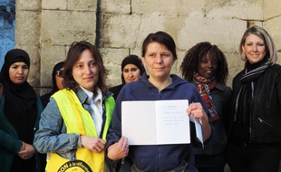 La mère de famille Anne Moiroud, lors de son départ de Beaucaire, entourée de parents. Photographie de Tony Duret / Objectif Gard.