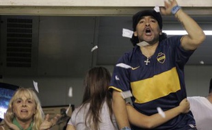 Plus de dix ans après avoir quitté la pelouse de la Bombonera, il encourage désormais son équipe depuis les tribunes. En avril dernier, avant un match de Copa Libertadores, le "Pibe" est chaud bouillant. Seule sa soeur peut le freiner.