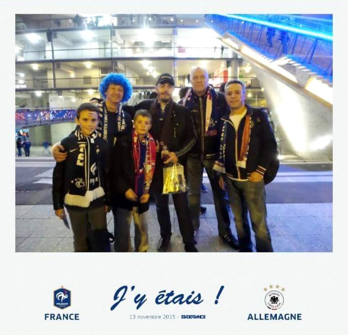 Photo prise à l'entrée du Stade de France le 13 novembre 2015. A gauche, Owen, 10 ans, avec Arnaud à ses côtés. 