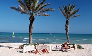 Des touristes sur une plage à Djerba (Tunisie)