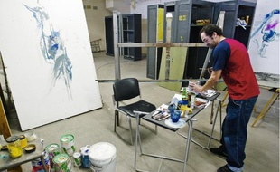 Les deux ailes de l'usine Lamartine sont divisées en plusieurs ateliers que les artistes se sont répartis non sans heurt.