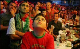 Au Bistro de Longchamp, traditionnel lieu de rassemblement de la communauté portugaise de France dans le XVIe arrondissement de Paris, les supporteurs de la "Selecçao", rassemblés mercredi soir pour suivre la demi-finale du Mondial de football Portugal-France, ont passé une triste soirée mercredi, avec la défaite de leur équipe 1 à 0.