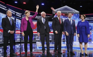 Les candidats démocrates Michael Bloomberg, Elizabeth Warren, Bernie Sanders, Joe Biden, Pete Buttigieg et Amy Klobuchar lors du débat télévisé du 19 février 2020.