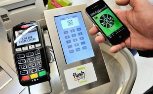 Un client paye avec son smartphone le 6 décembre 2012 dans un supermarché de Faches-Thumesnil, dans le Nord
